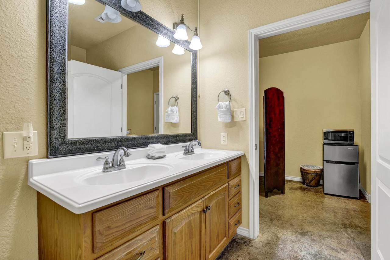 Romantic Oasis With Hot Tub Near Fred And Wineries! Fredericksburg Kültér fotó