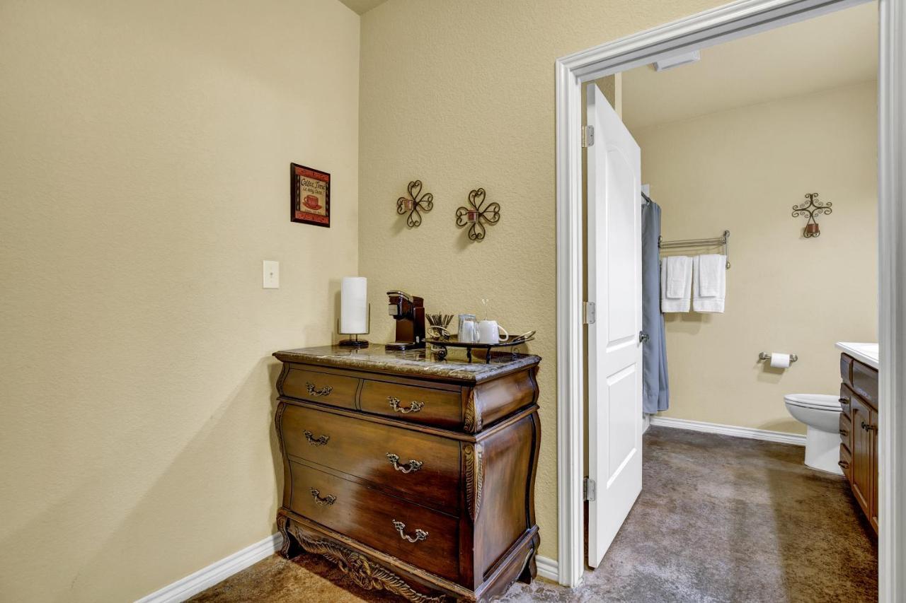 Romantic Oasis With Hot Tub Near Fred And Wineries! Fredericksburg Kültér fotó