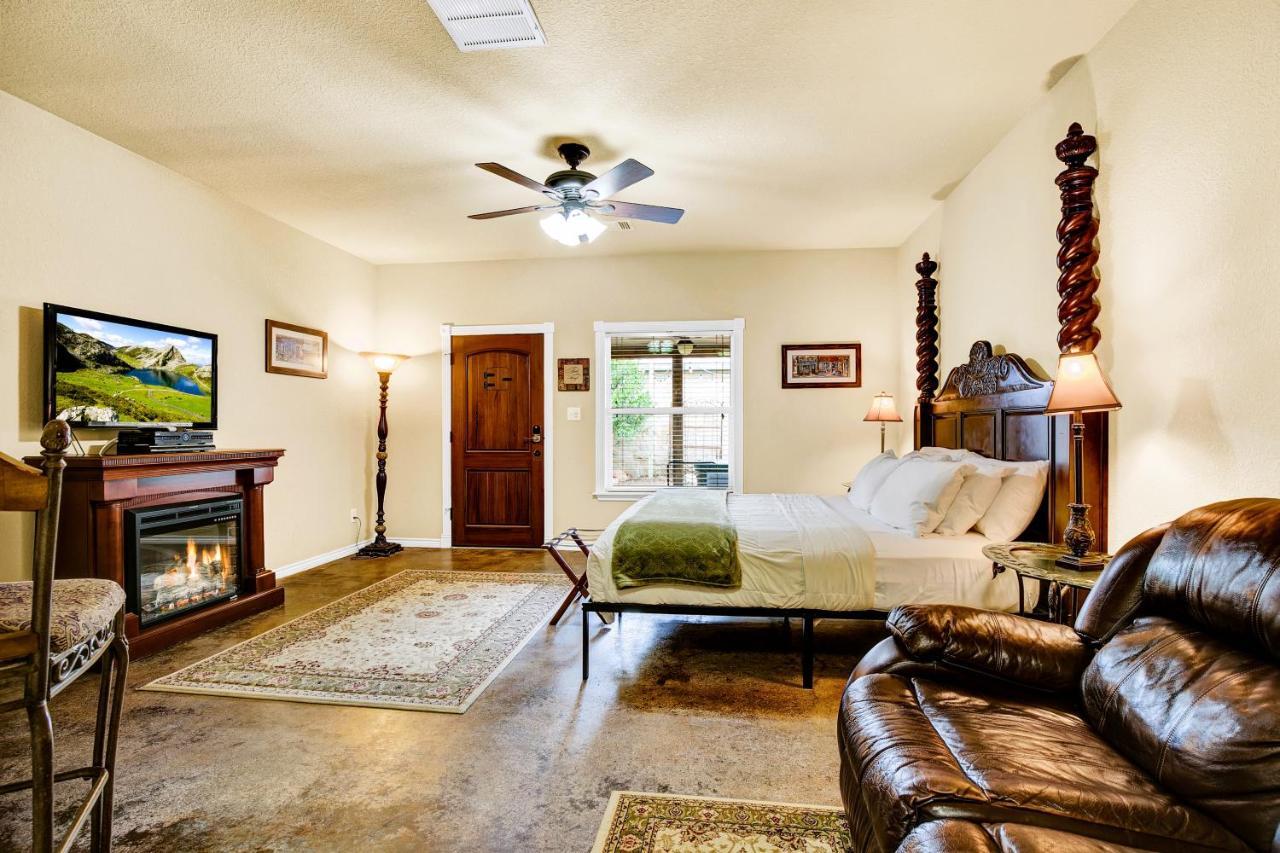 Romantic Oasis With Hot Tub Near Fred And Wineries! Fredericksburg Kültér fotó