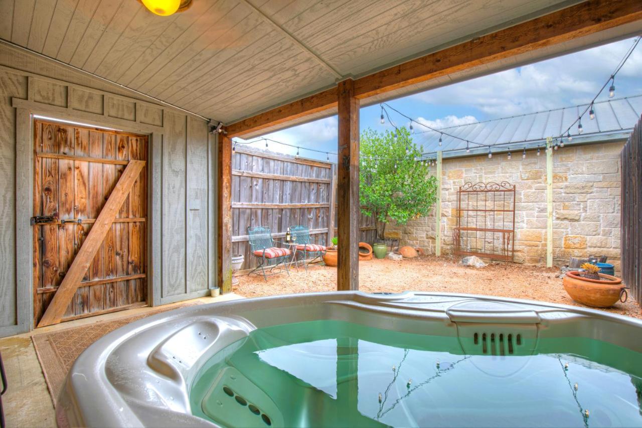 Romantic Oasis With Hot Tub Near Fred And Wineries! Fredericksburg Kültér fotó