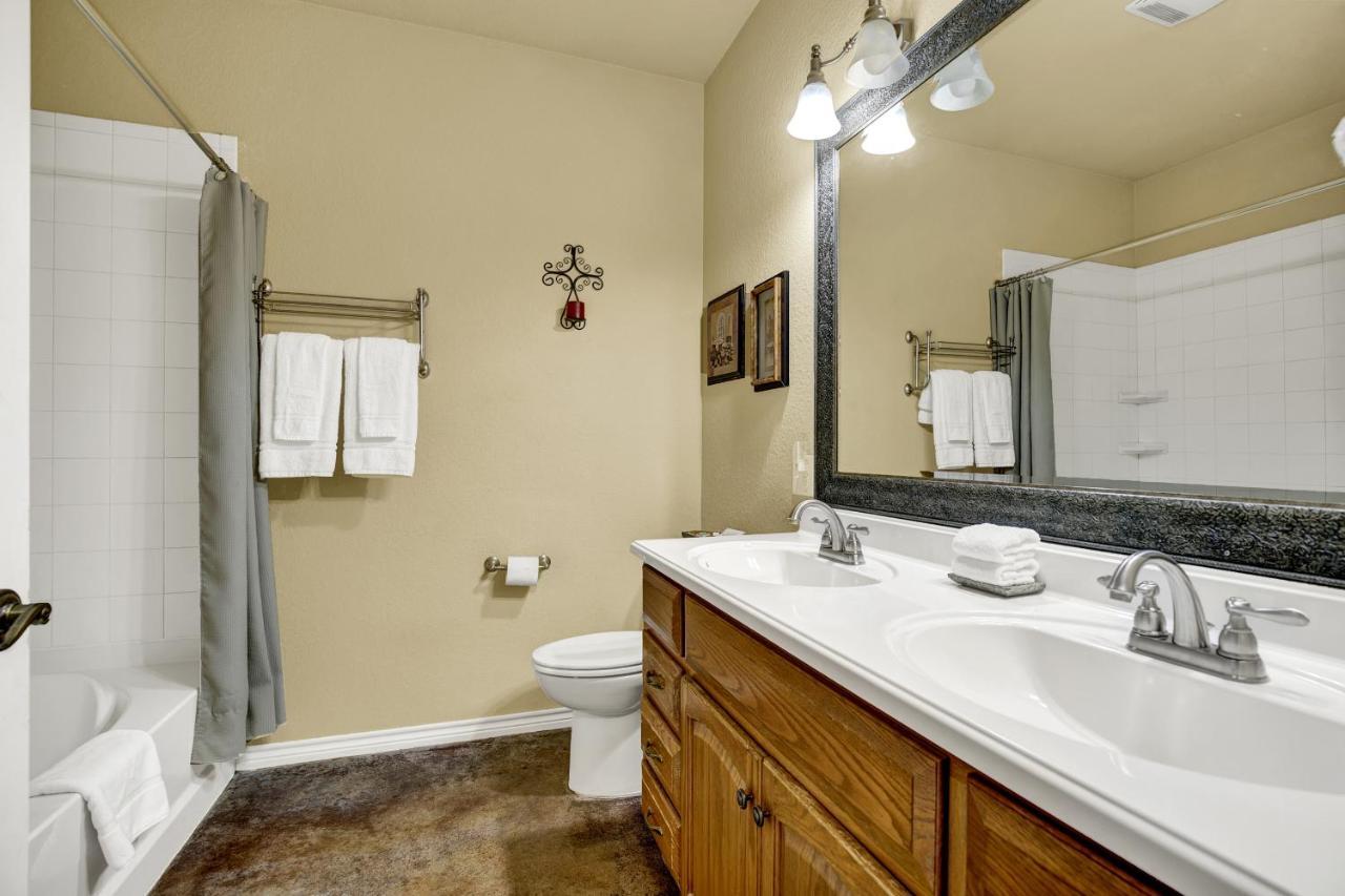 Romantic Oasis With Hot Tub Near Fred And Wineries! Fredericksburg Kültér fotó